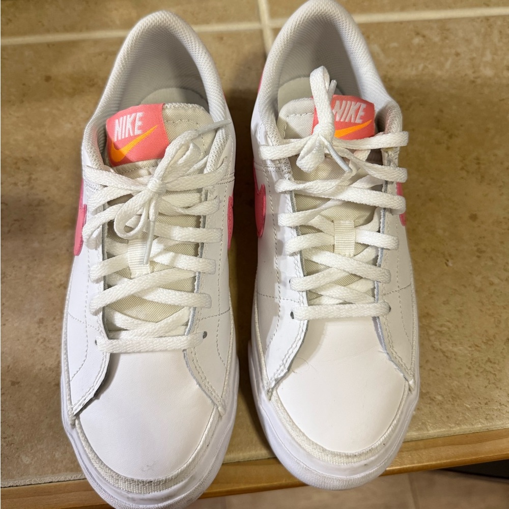 Nike Women's 7/ youth 5.5 White and Pink Sneakers